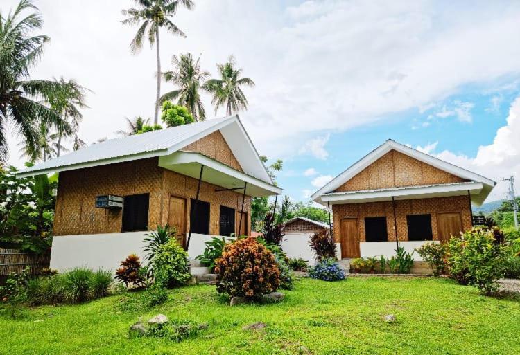 Bahandi Beach Lodge Mambajao Exteriör bild